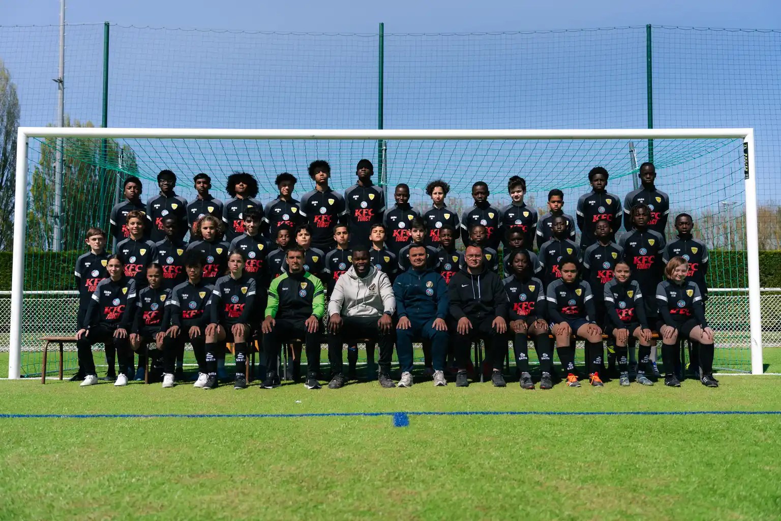 Photo collective des jeunes et de l'encadrement de la Classe Foot Academy