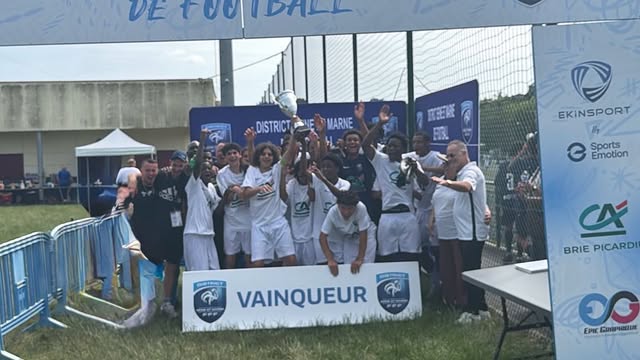 L'US Vaires célèbre une victoire en Coupe 77